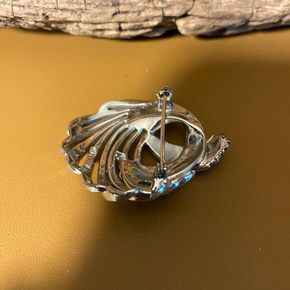 Vintage Silver-Tone Abstract Swirl Brooch Pin With Elegant Textured Design - Picture 6 of 6